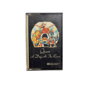 Queen – A Day At The Races – Kassettebånd (Brugt)